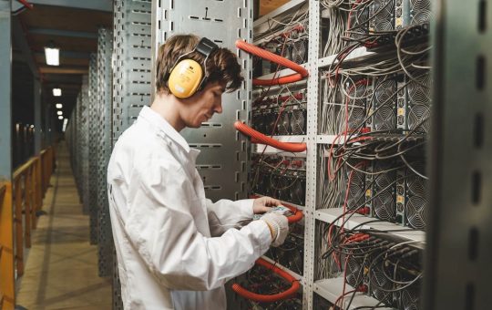 Russia Takes Second Place by Power Capacity in Crypto Mining, Reports